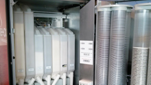 Z nápojových automatů zmizely peníze