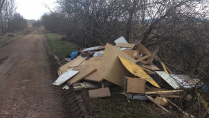 Neznámý pachatel založil černou skládku za Hamerským náhonem