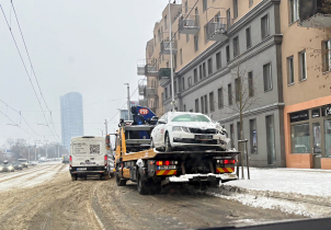 Zasněžené chodníky i silnice komplikují život