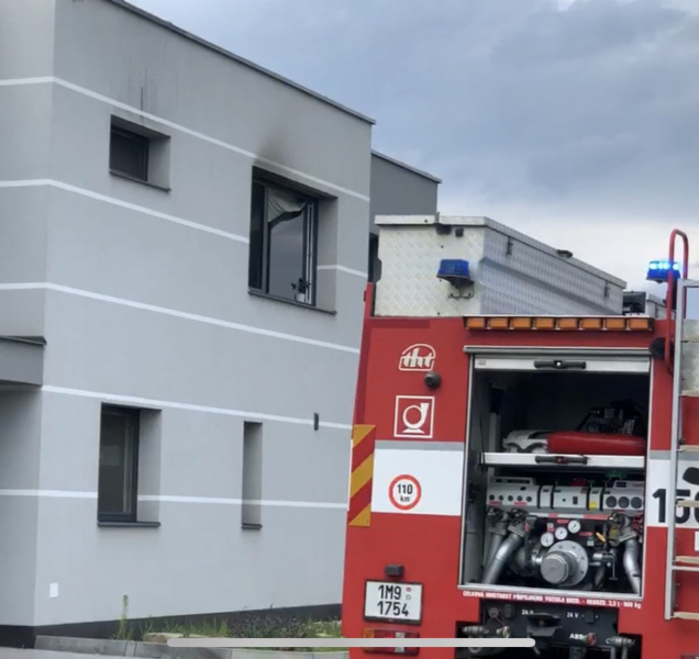 Hasiči likvidují požár domů v Ječmínkově ulici v Olomouci