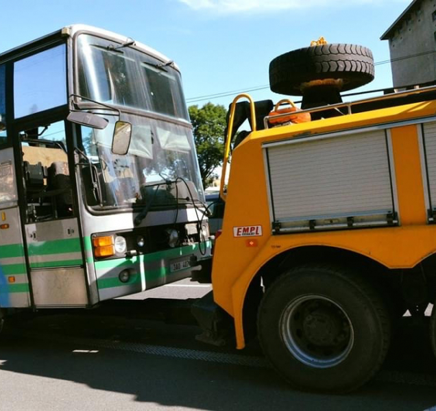 Vrak autobusu z Velkomoravské konečně odtažen