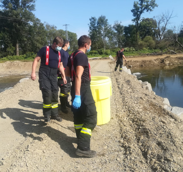 Do Bečvy unikla neznámá látka, na místě zasahují hasiči