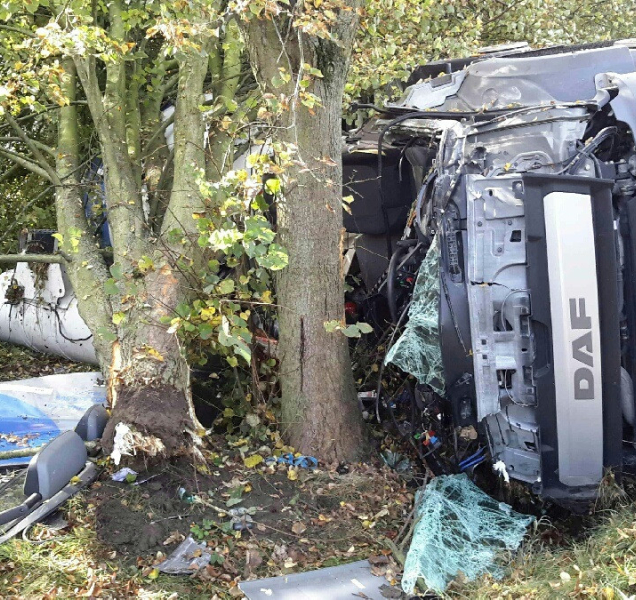 U Hněvotína se převrátil domíchávač, řidič je zraněný