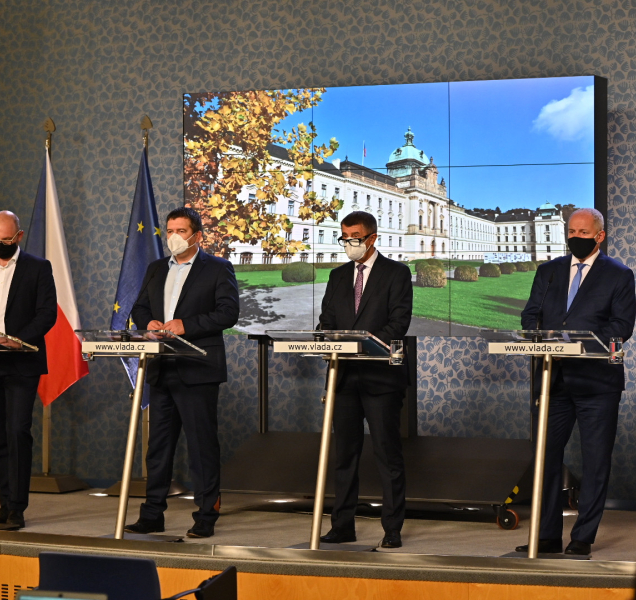 PŘEHLEDNĚ: Která opatření začnou od půlnoci platit