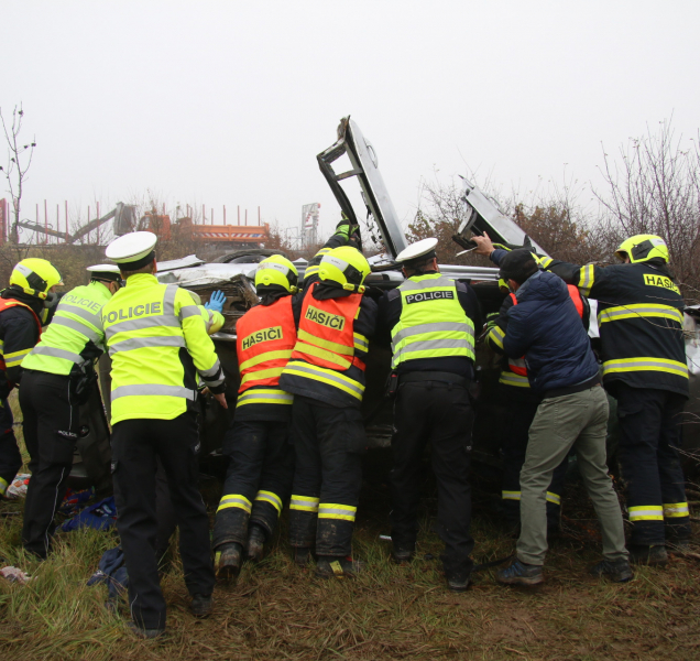 U sjezdu z dálnice dopoledne vyhasl život řidiče i spolujezdkyně