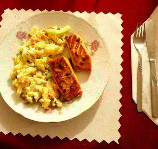 Vaříme s Večerníkem: bramborový salát s lososem