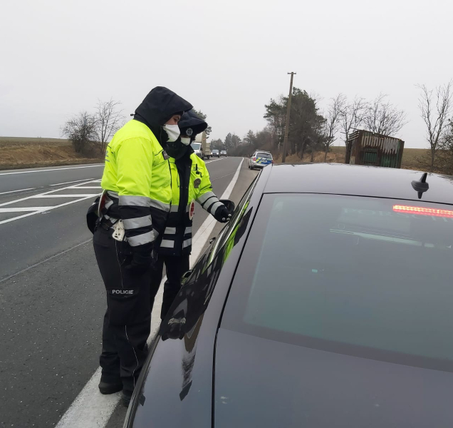 Neprojedete dál, slyšela včera stovka řidičů na hranicích okresů