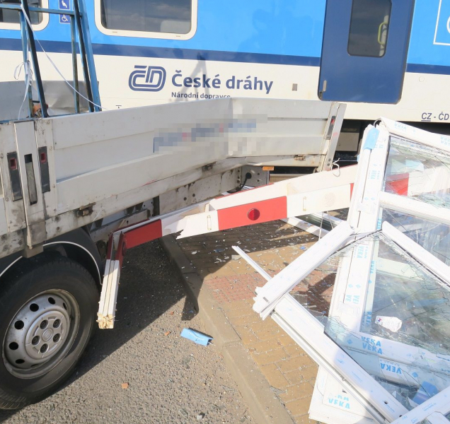 Srážka auta s vlakem na přejezdu v Grygově se obešla bez zranění