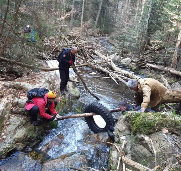 Dobrovolníci se pustili do úklidu v okolí Rešovských vodopádů