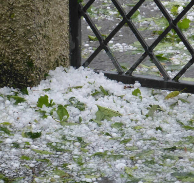 Pozor! Na Moravu míří další silné bouřky a krupobití