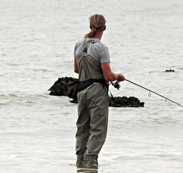 Neznámý pachatel okradl rybáře po návratu z vody