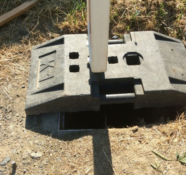 Strážníci pátrají po tom, komu se hodil poklop kanálu