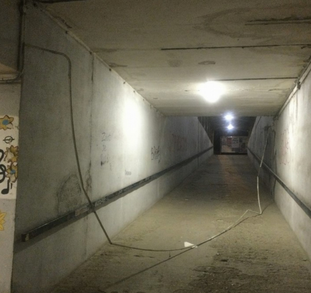 Kabel visící v podchodu na Pionýrské vylekal kolemjdoucí