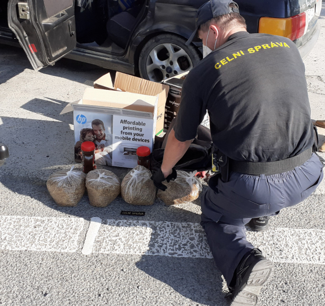 Olomoučtí celníci zachytili pašovaný tabák a cigarety