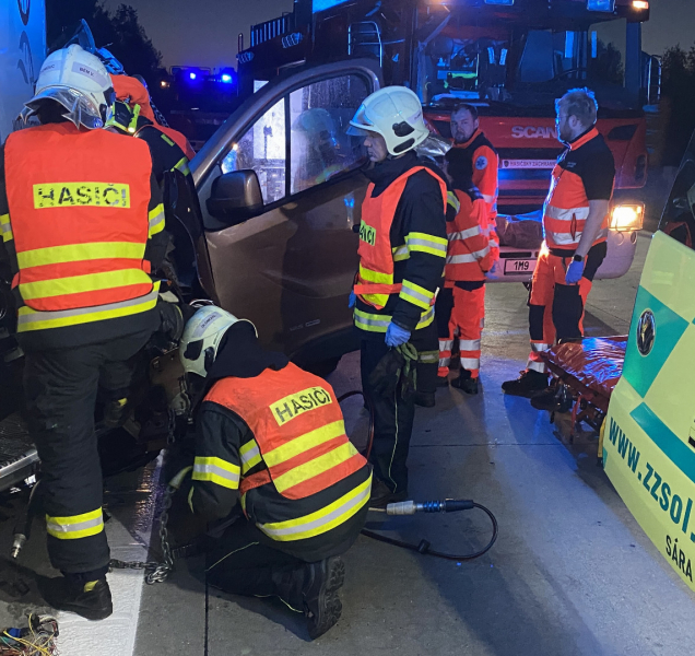 Vážná nehoda na D35: Hasiči vystříhávali řidiče dodávky z kabiny