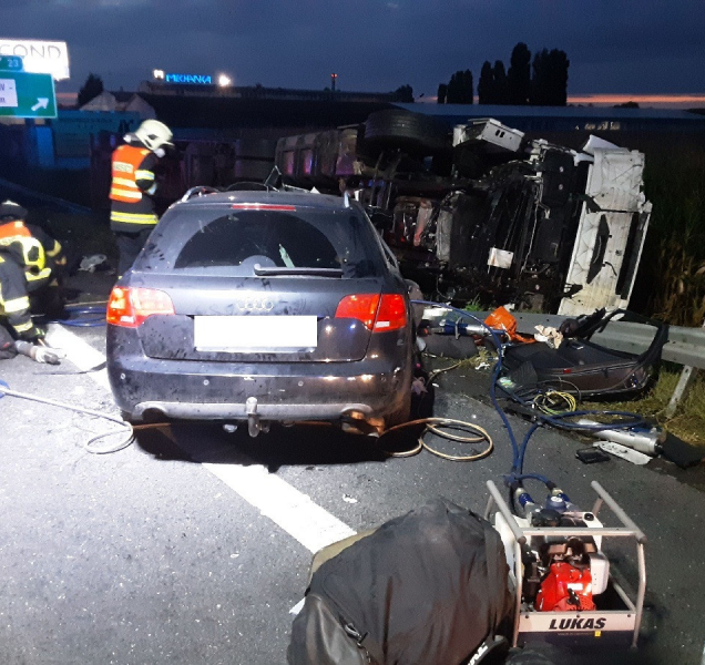 U Prostějova došlo ke srážce kamionu s autem, jeden mrtvý