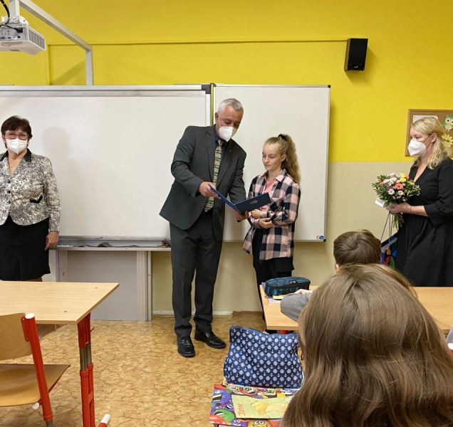 Hejtman ocenil dívku, která vytáhla mladšího kamaráda z řeky