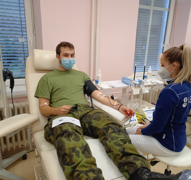 Budoucí vojáci oblehli transfuzní oddělení v šumperské nemocnici