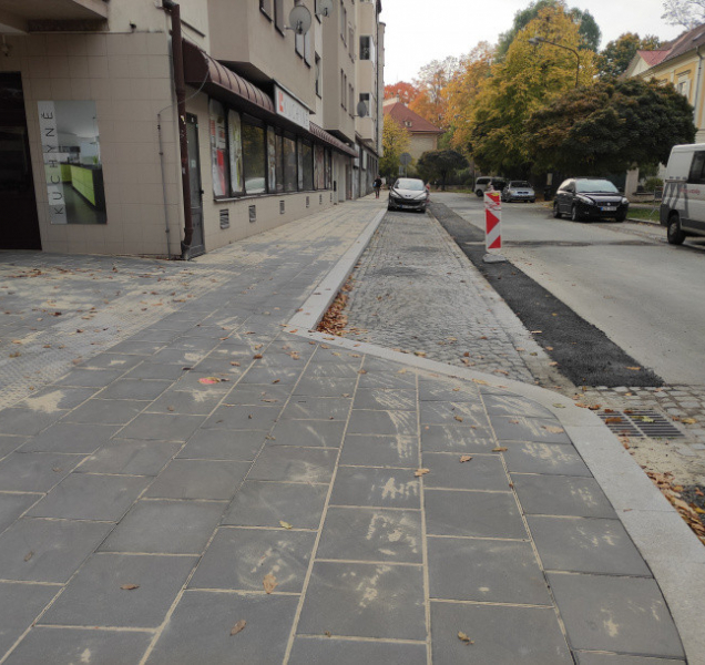 Hněvotínská a třída Spojenců mají nové chodníky