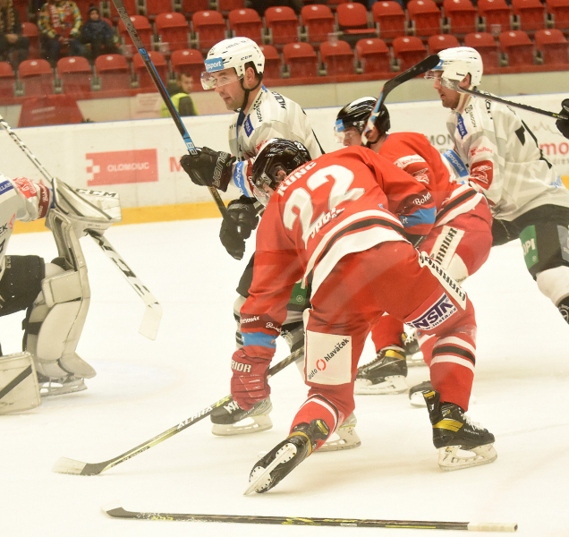 Hokejisté HC Olomouc získali ve Varech bod