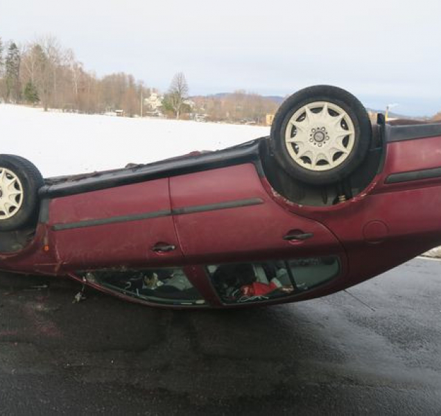 Auto u Zlatých Hor skončilo na střeše