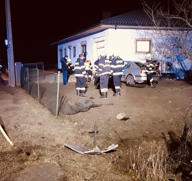 Auto v Libině bouralo do rodinného domu, došlo ke zraněním