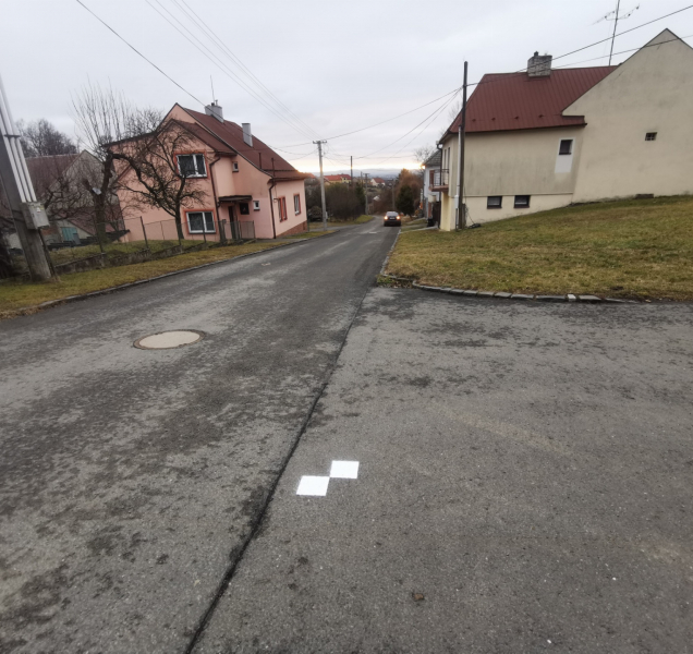 Čtverce na silnicích slouží mapování, někdo je ničí