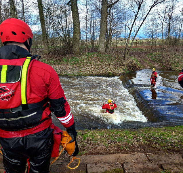 Hasiči trénovali komplikovanou záchranu z jezu