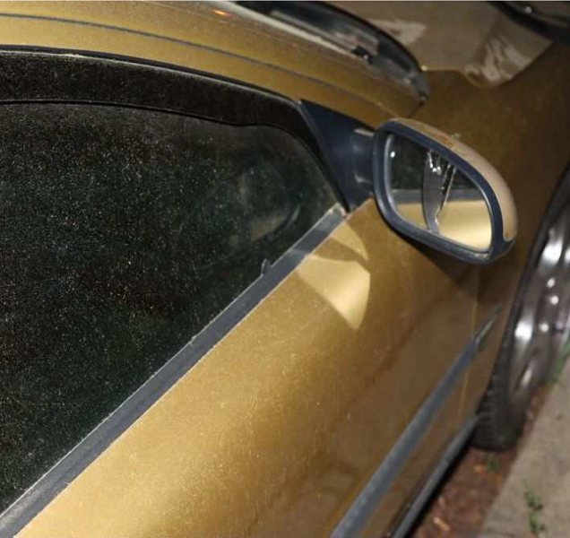 Výtržník poškodil v jedné ulici několik automobilů