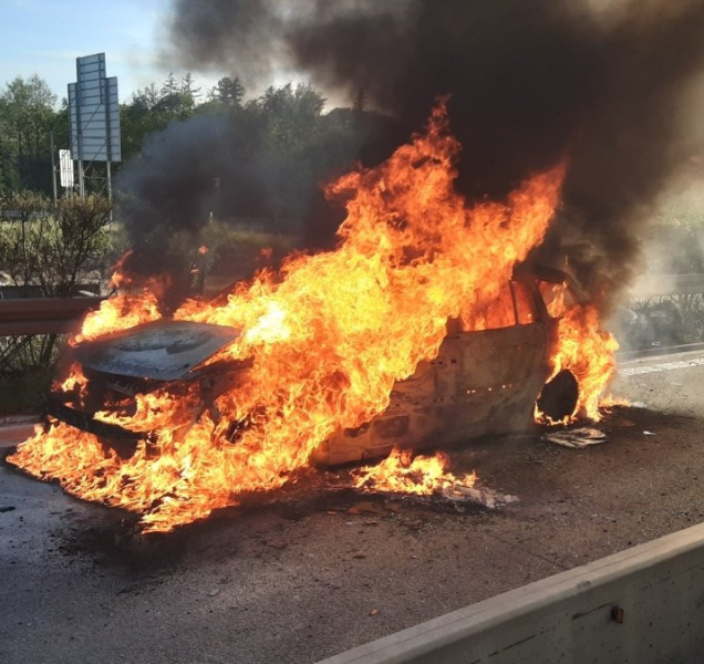 Na dálnici směr Ostrava hořelo auto