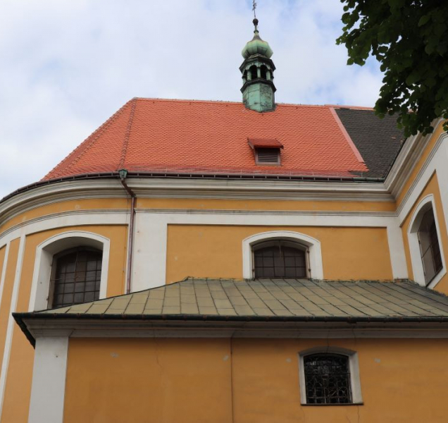 Oprava střechy farního kostela je v polovině