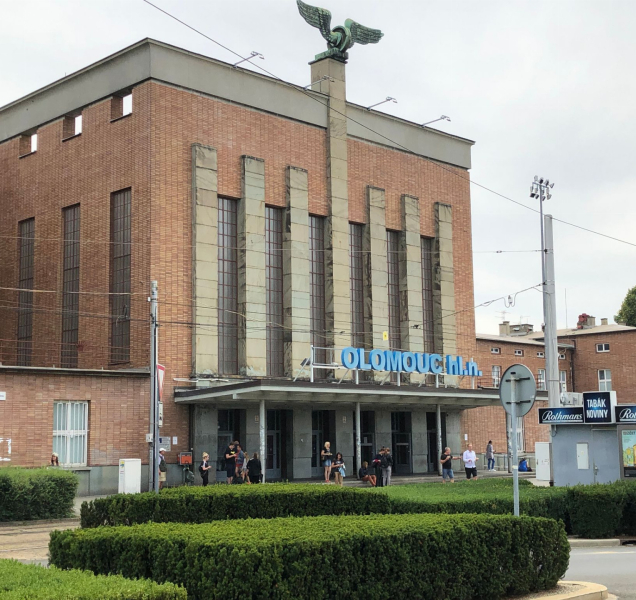 Skupiny uprchlíků u nádraží v Olomouci o pomoc nestojí