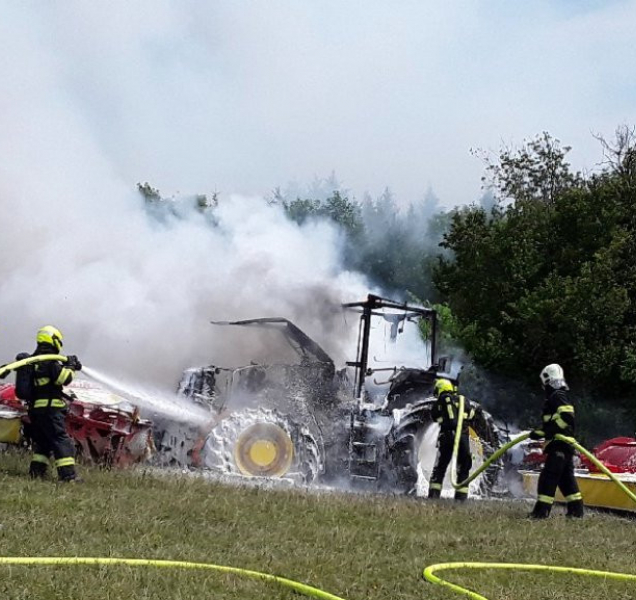 Za Lipinou hořel traktor