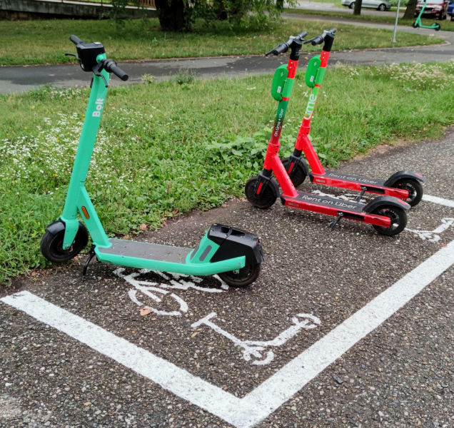 Olomouc má nově parkovací zóny pro koloběžky a kola