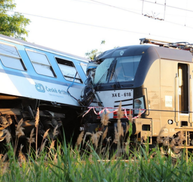 Kriminalisté chtějí kvůli srážce vlaků poslat strojvůdce k soudu