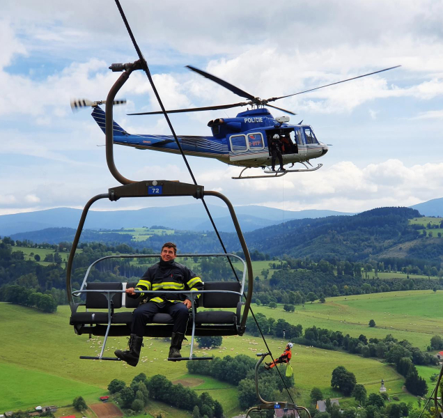 Hasiči-lezci trénují záchranu z lanovky
