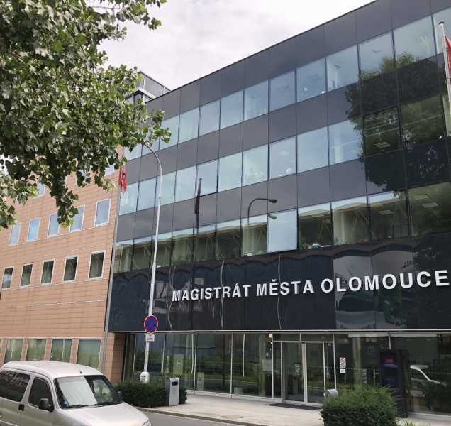 Komentář: Král je mrtev, ať žije král...