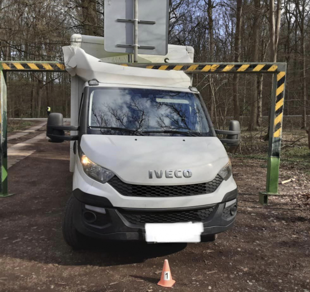 Auto se pod konstrukci nevešlo, odjelo proto i s ní