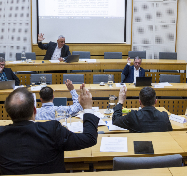 Krajští zastupitelé budou rozdělovat ušetřené stovky milionů