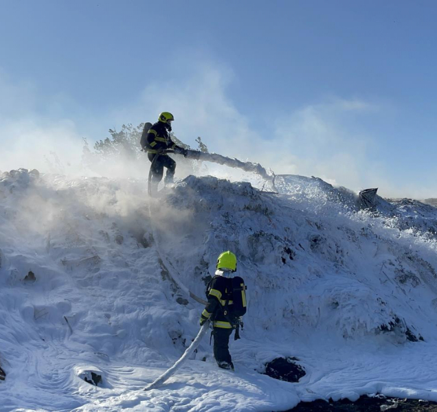 Osmdesát hasičů, vrtulník a oddíl chemiků měli spoustu práce