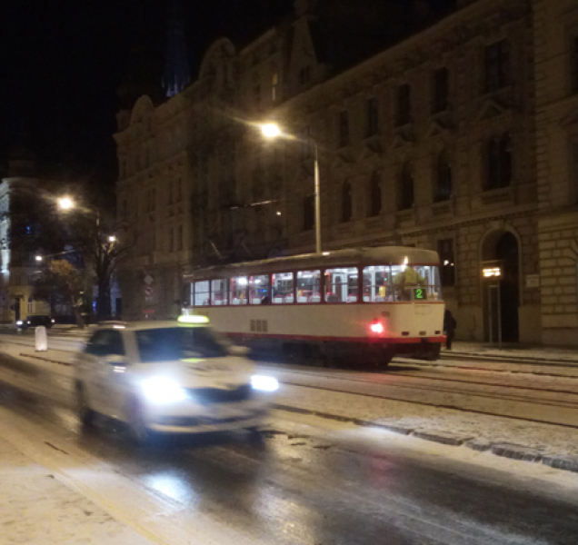 Během hodiny se ochladilo o sedm stupňů pod nulu a silnice pokryl led. Dejte pozor!