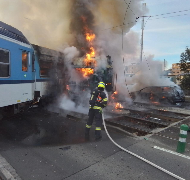 Hasiči: Lidé zachránili cestujícím po bouračce život