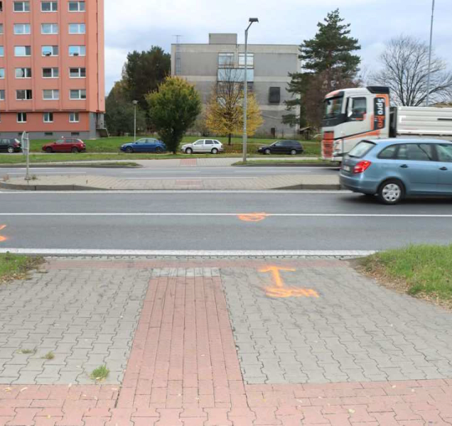 Jedno auto dávalo ženě přednost, druhé ji srazilo a zabilo