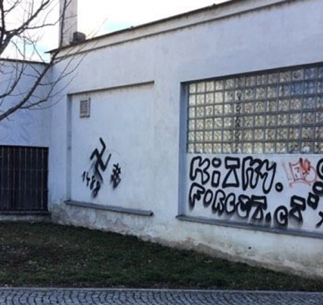 Sprejeři opět řádili. Kromě obvyklých malůvek přibyly i svastiky!