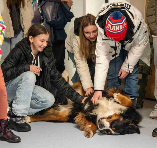 Studenti gymnázia se složili na canisterapii pro fakultku