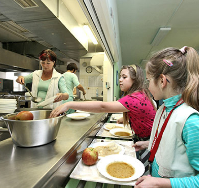 Proč oddělit školní jídelny od škol?