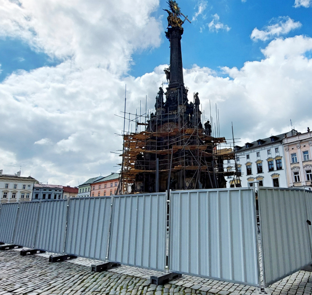 ANKETA: Plechový plot kolem barokní památky UNESCO?