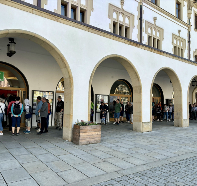 Zájemci o eurobankovku stáli frontu až za radnici