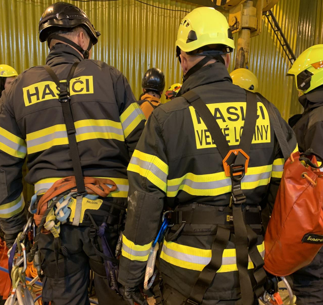 Dělníci viseli několik hodin v obří trubce vodní elektrárny