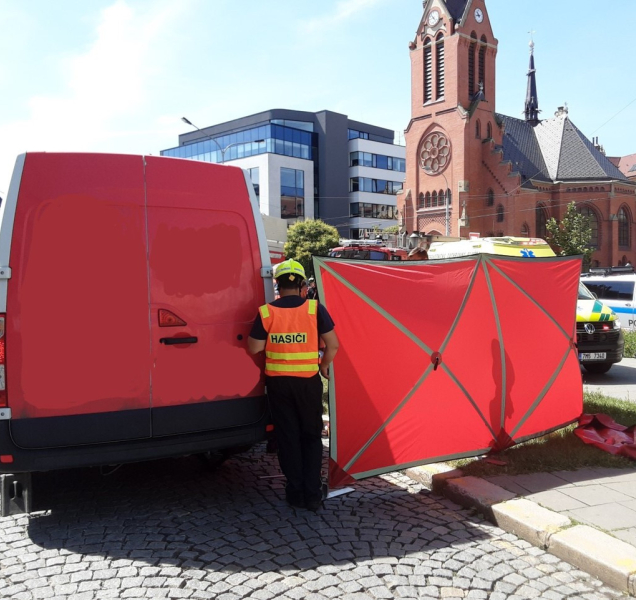 Srážka dodávky s chodkyní: v centru Olomouce zahynula žena